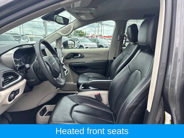 Used 2023 Chrysler Pacifica Touring-L FWD image 9