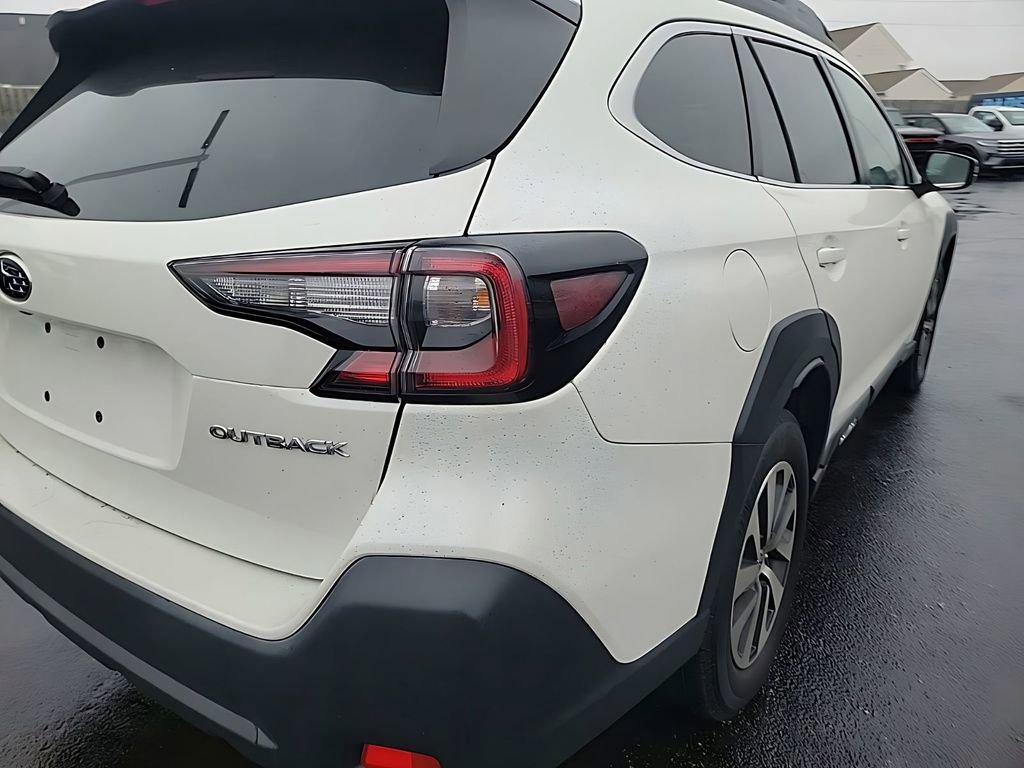 Used 2023 Subaru Outback Premium image 8