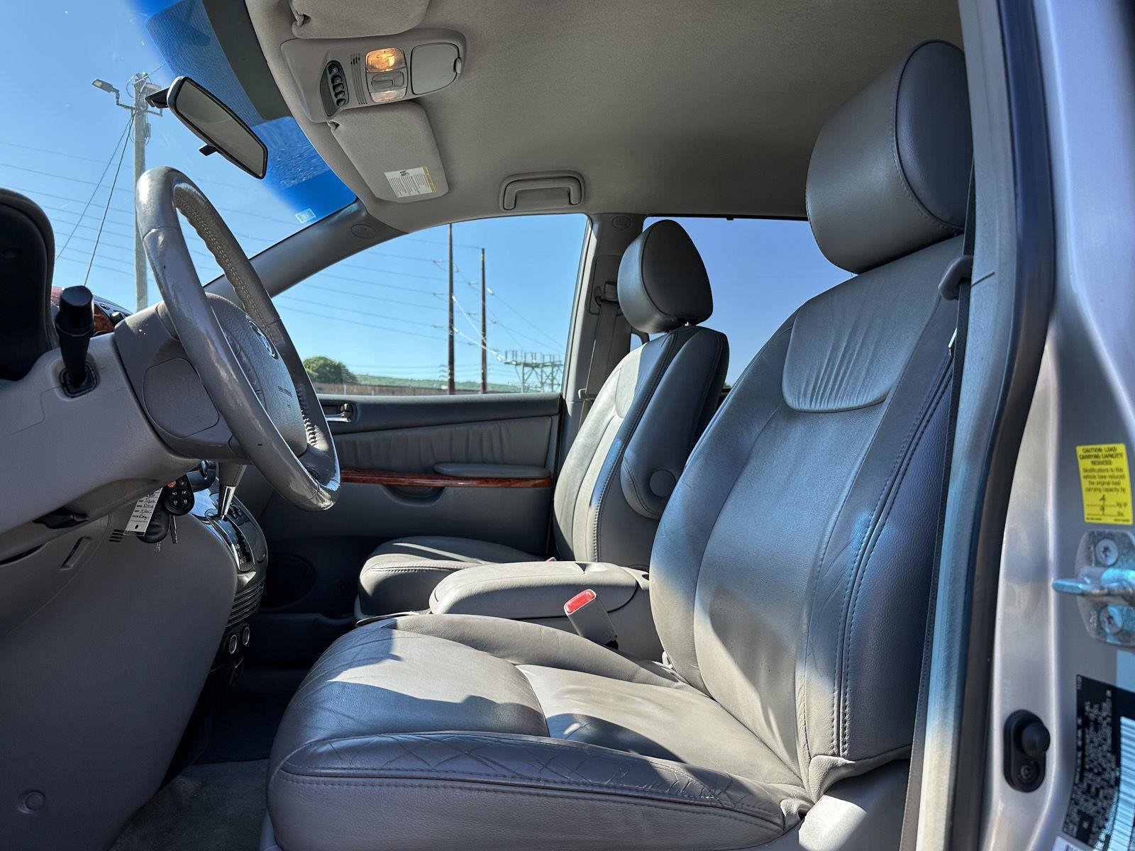 Used 2010 Toyota Sienna XLE FWD image 11
