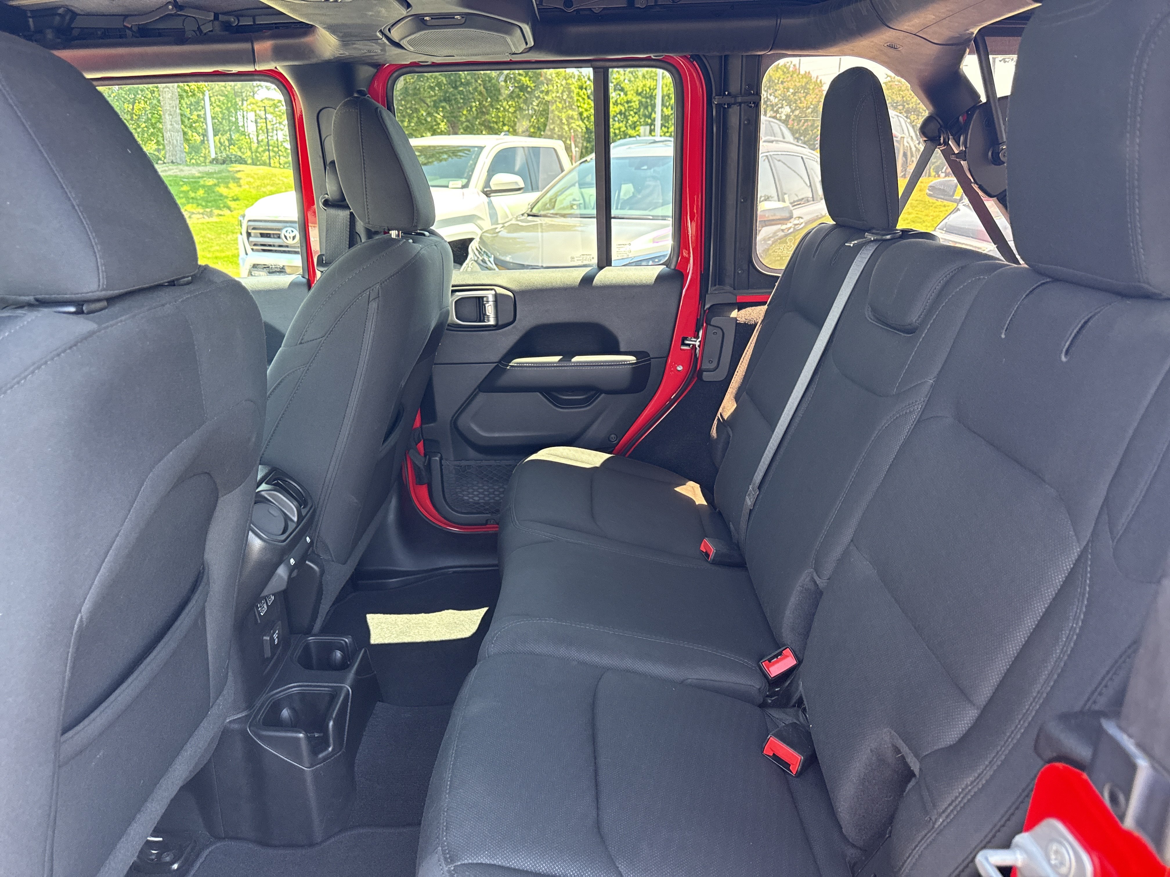Used 2020 Jeep Wrangler Unlimited Sahara AWD/4WD image 31