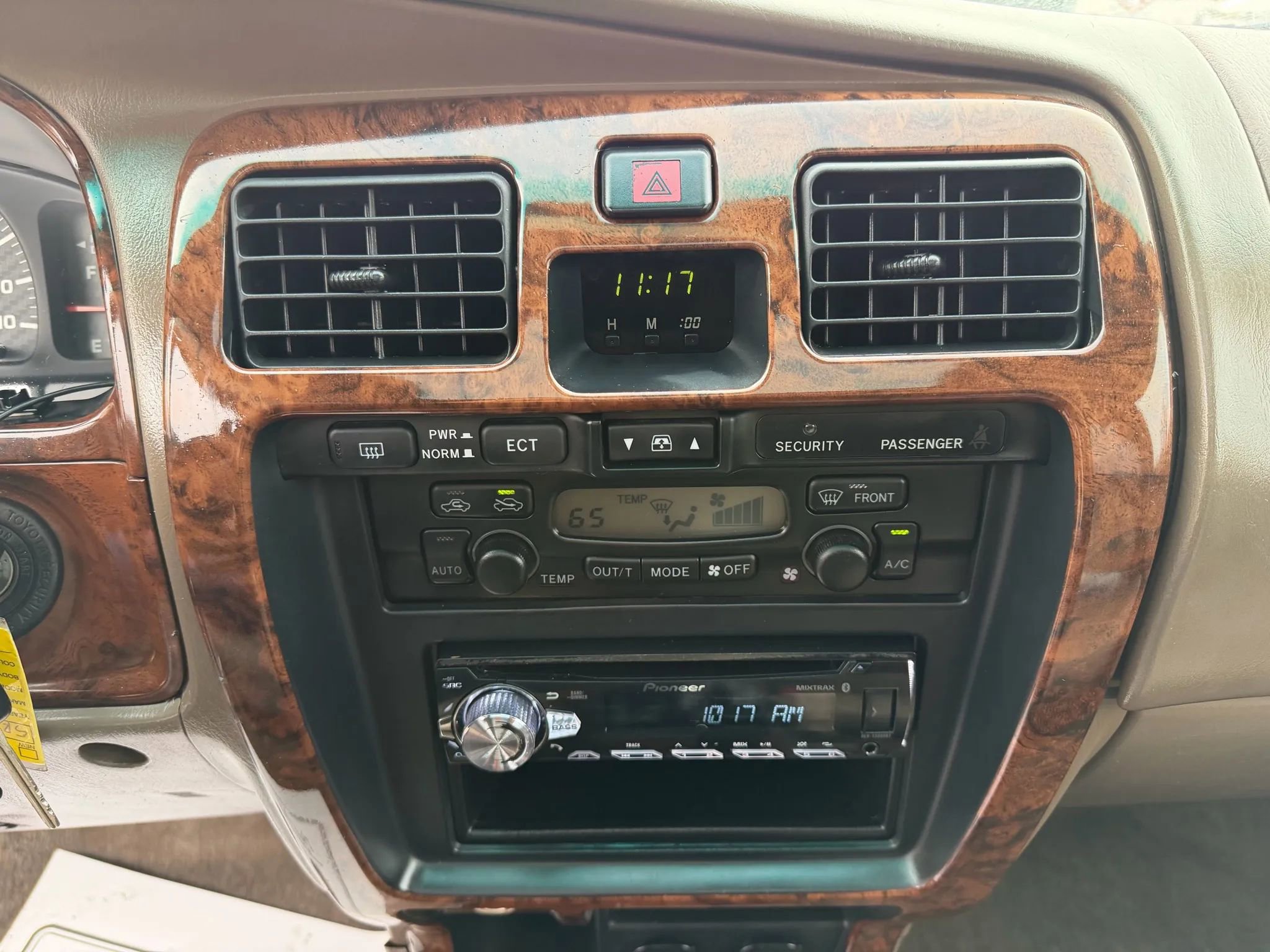 Used 2000 Toyota 4Runner Limited image 19