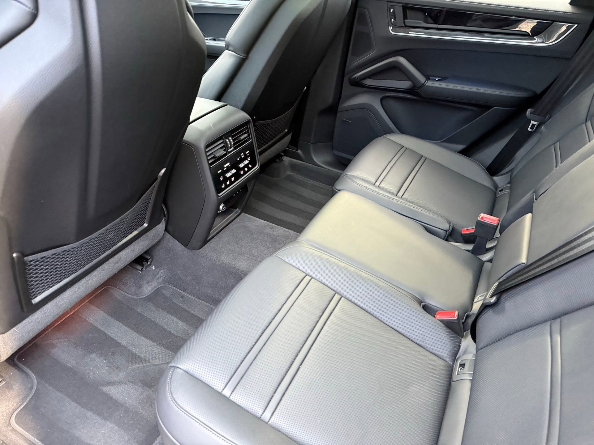 Used 2025 Porsche Cayenne S image 31