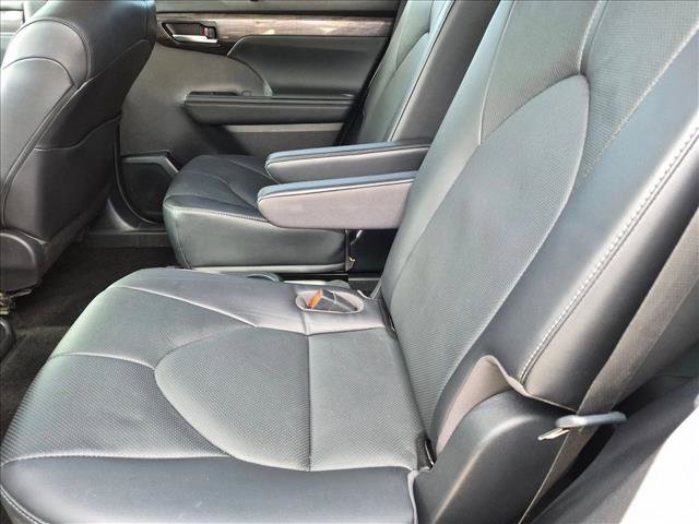 Used 2023 Toyota Highlander Limited FWD image 17