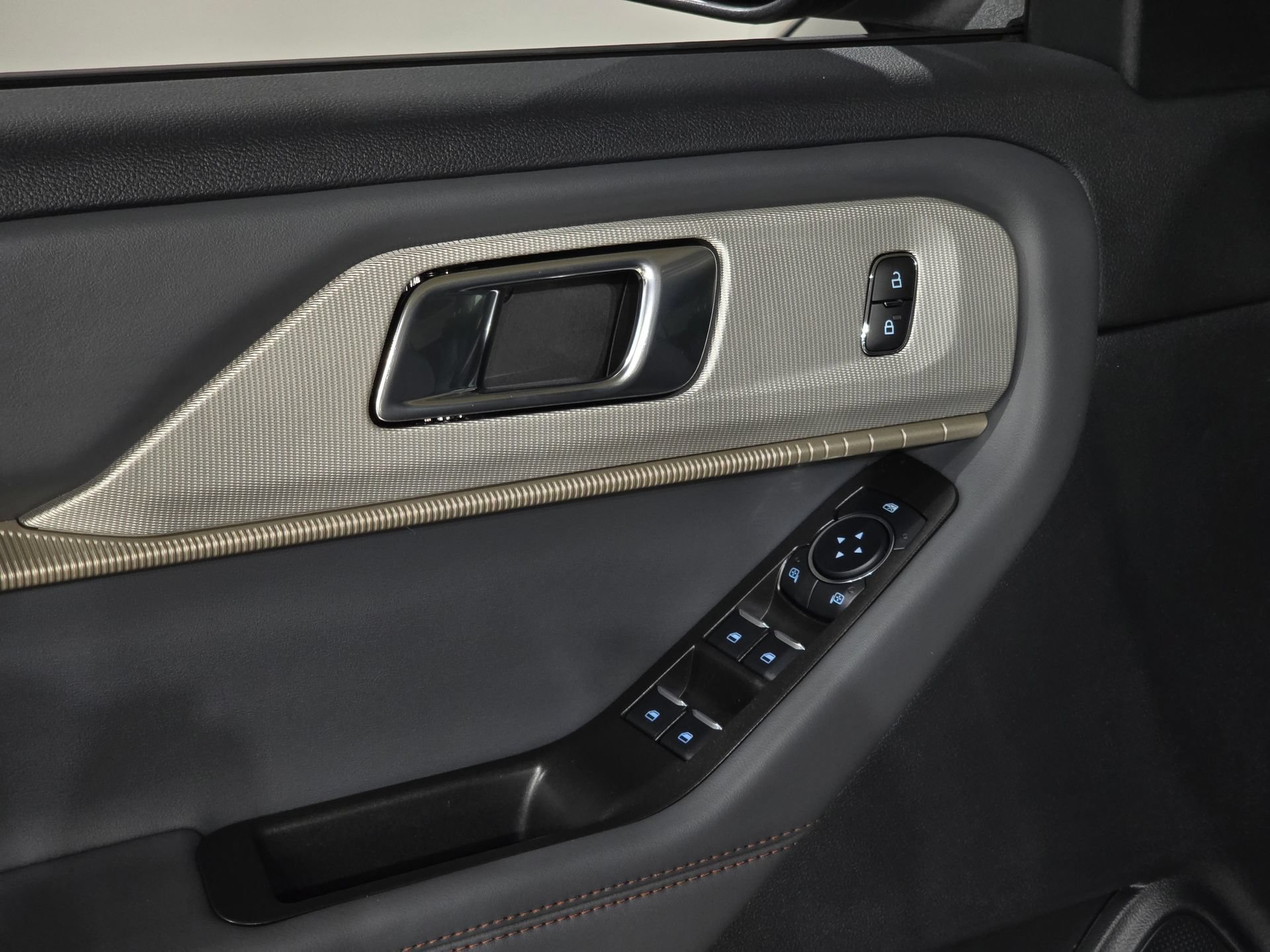 New 2026 Ford Explorer Active AWD/4WD image 17