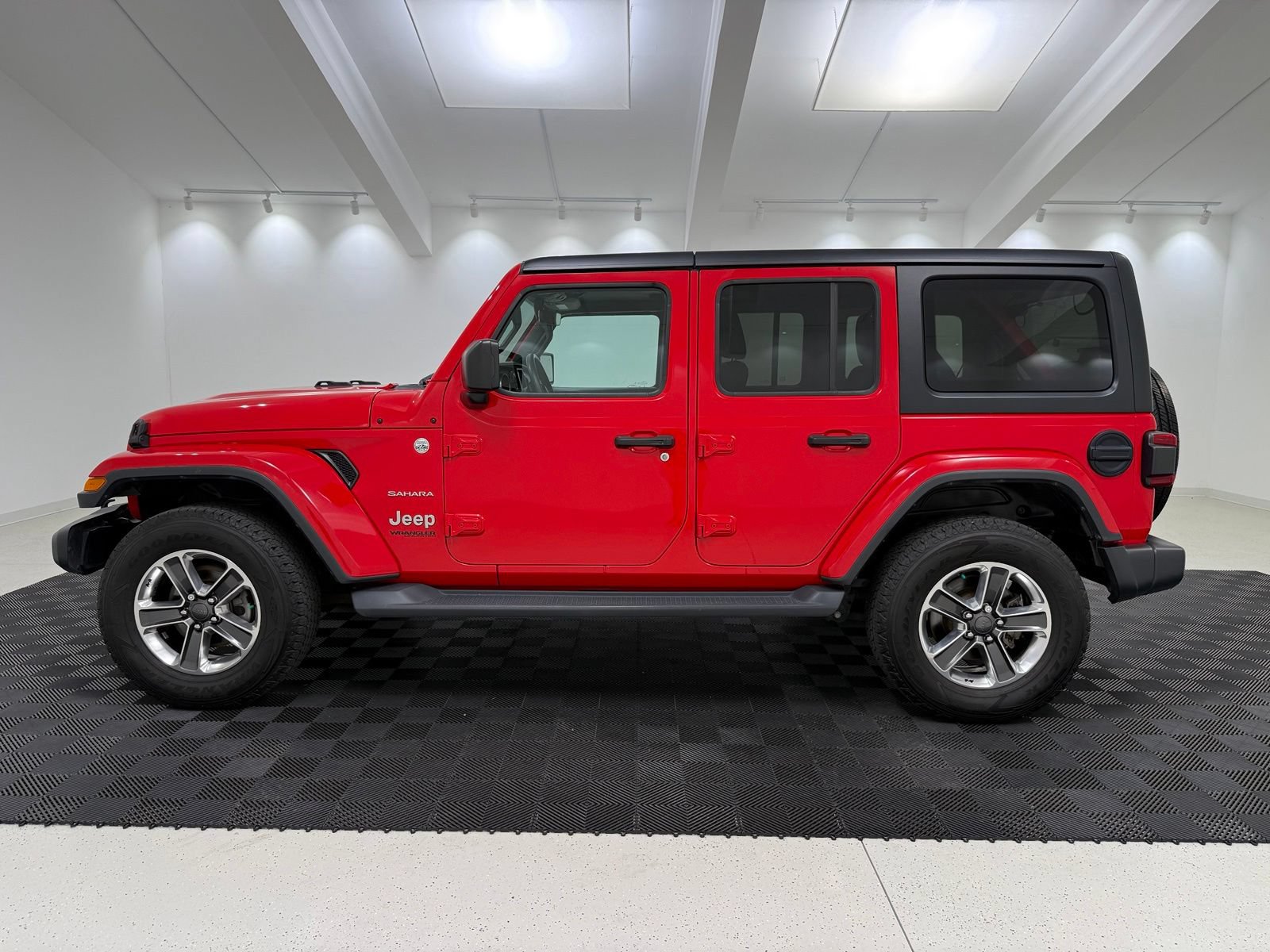 Used 2018 Jeep Wrangler Unlimited Sahara AWD/4WD image 4