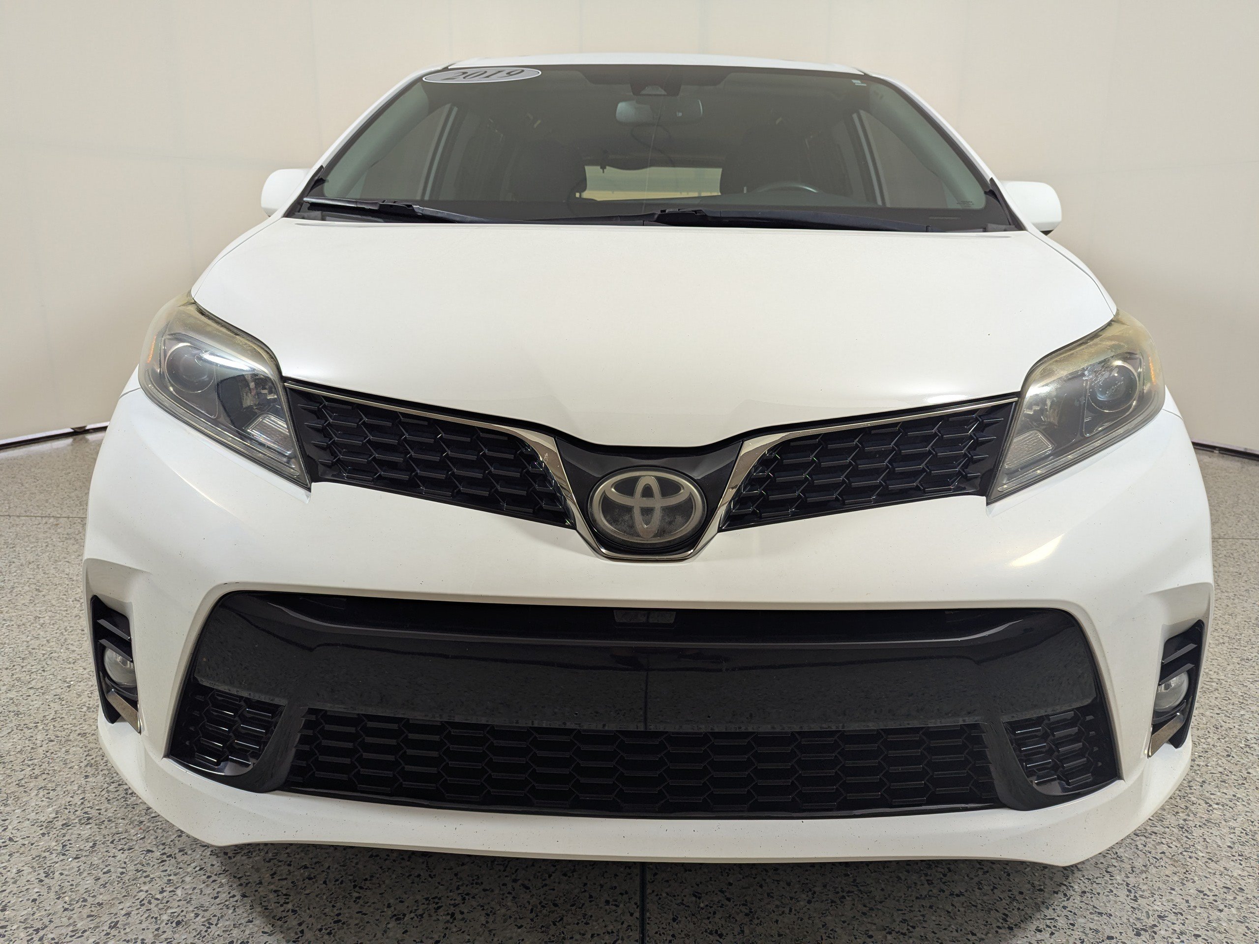 Used 2019 Toyota Sienna SE w/ SE Preferred Package AWD/4WD image 2