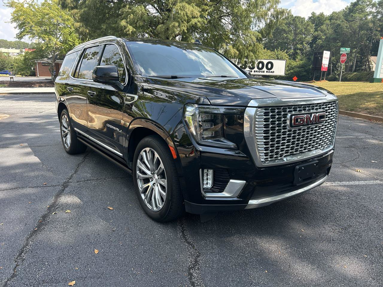 Used 2022 GMC Yukon Denali w/ Denali Premium Package AWD/4WD image 7