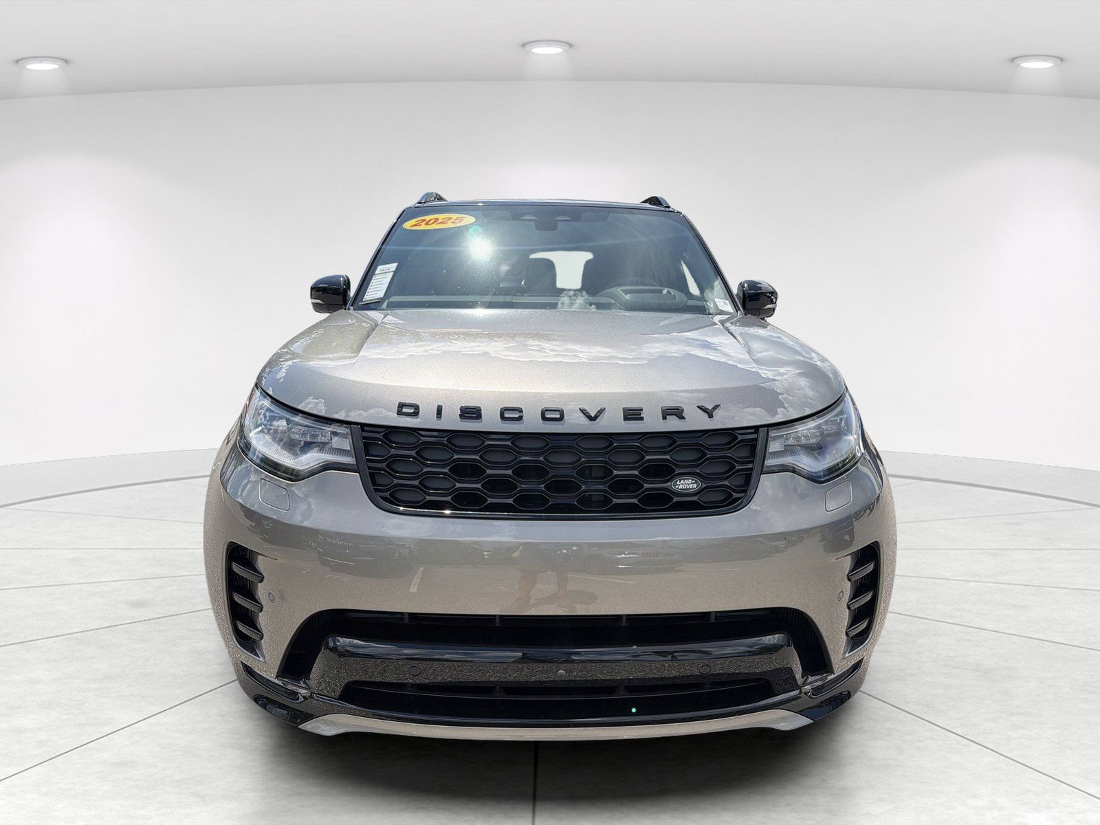 Used 2025 Land Rover Discovery Dynamic SE AWD/4WD image 2