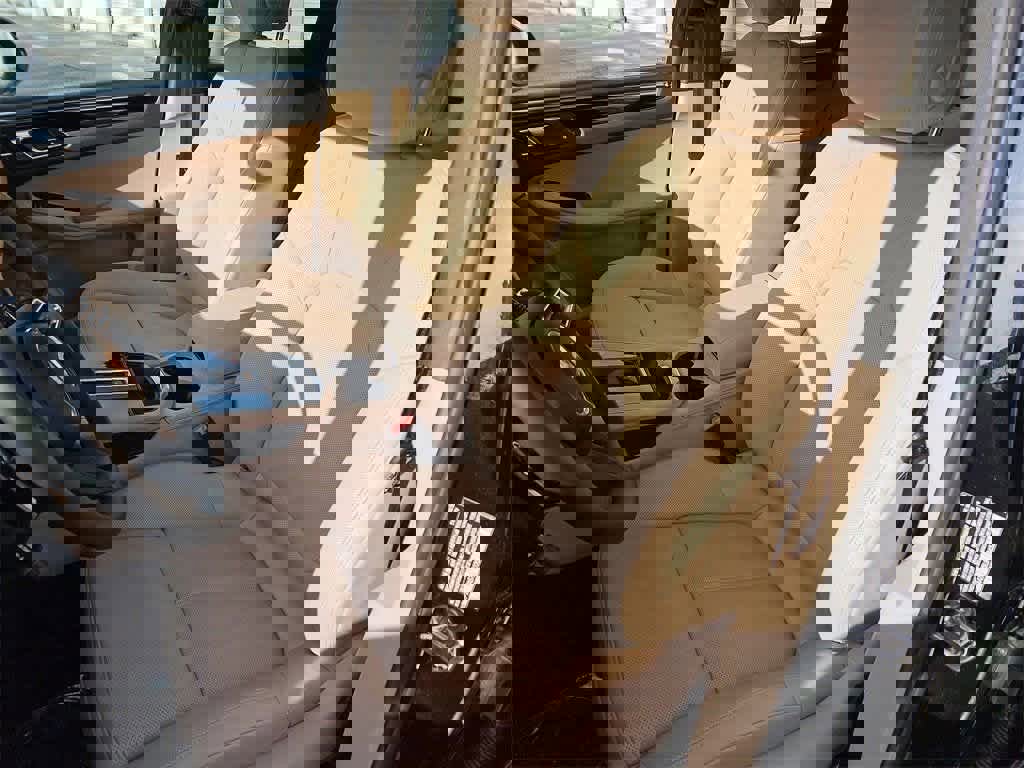 Certified 2025 Porsche Macan image 5