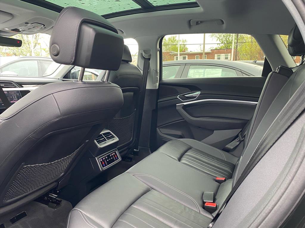 Used 2023 Audi e-tron Premium w/ Convenience Plus Package image 18