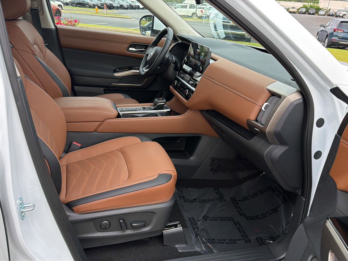 Used 2025 Nissan Pathfinder Platinum FWD image 15