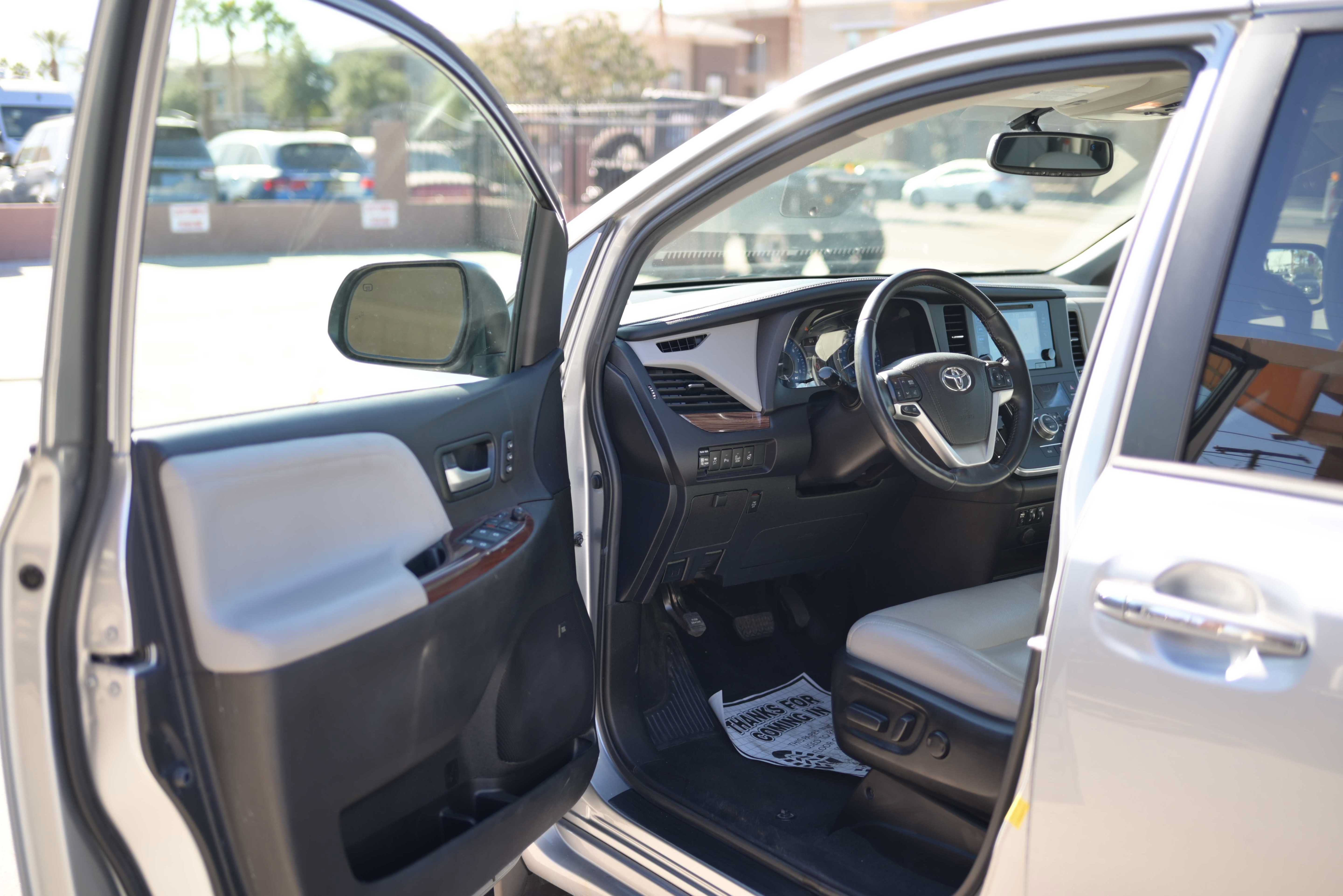 Used 2017 Toyota Sienna Limited FWD image 6