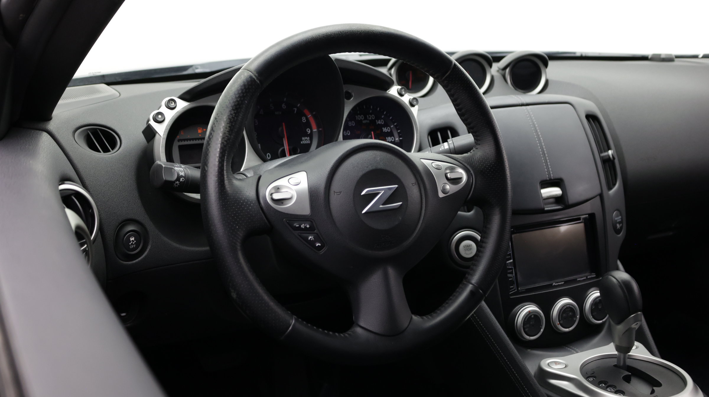 Used 2017 Nissan 370Z Coupe RWD image 11