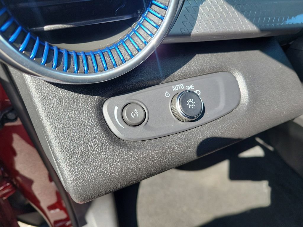 Used 2025 Chevrolet Trax LT FWD image 23