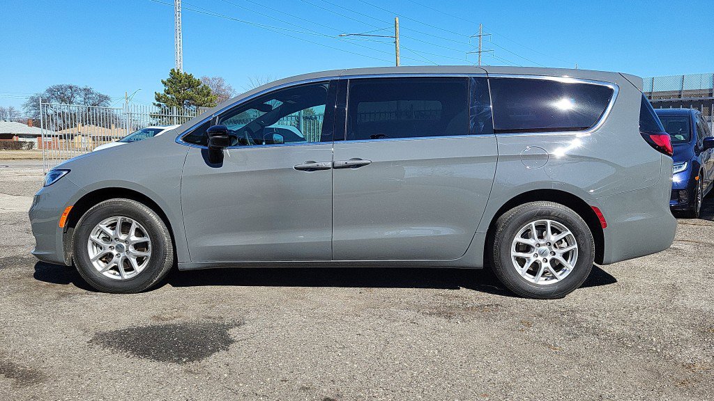 Used 2025 Chrysler Pacifica Select image 5