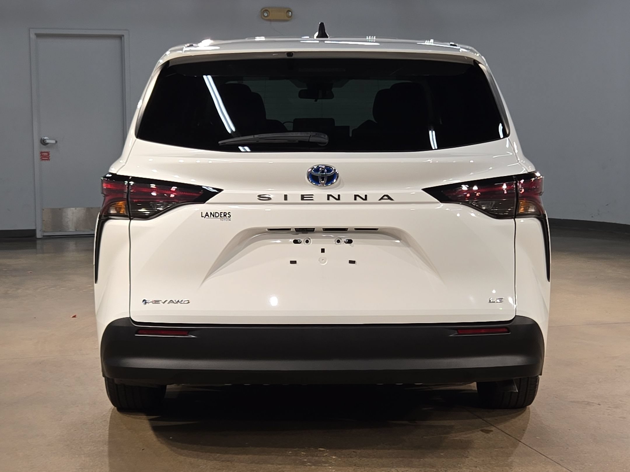Used 2025 Toyota Sienna LE AWD/4WD image 6