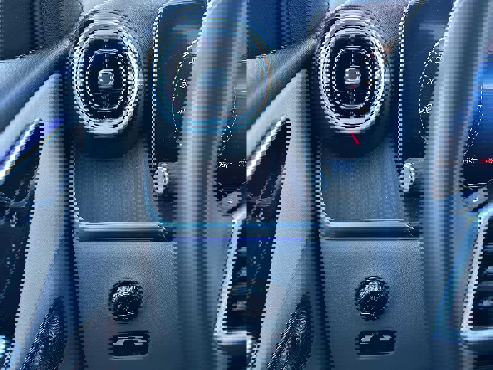 Used 2025 Mercedes-Benz GLC 350e 4MATIC image 31