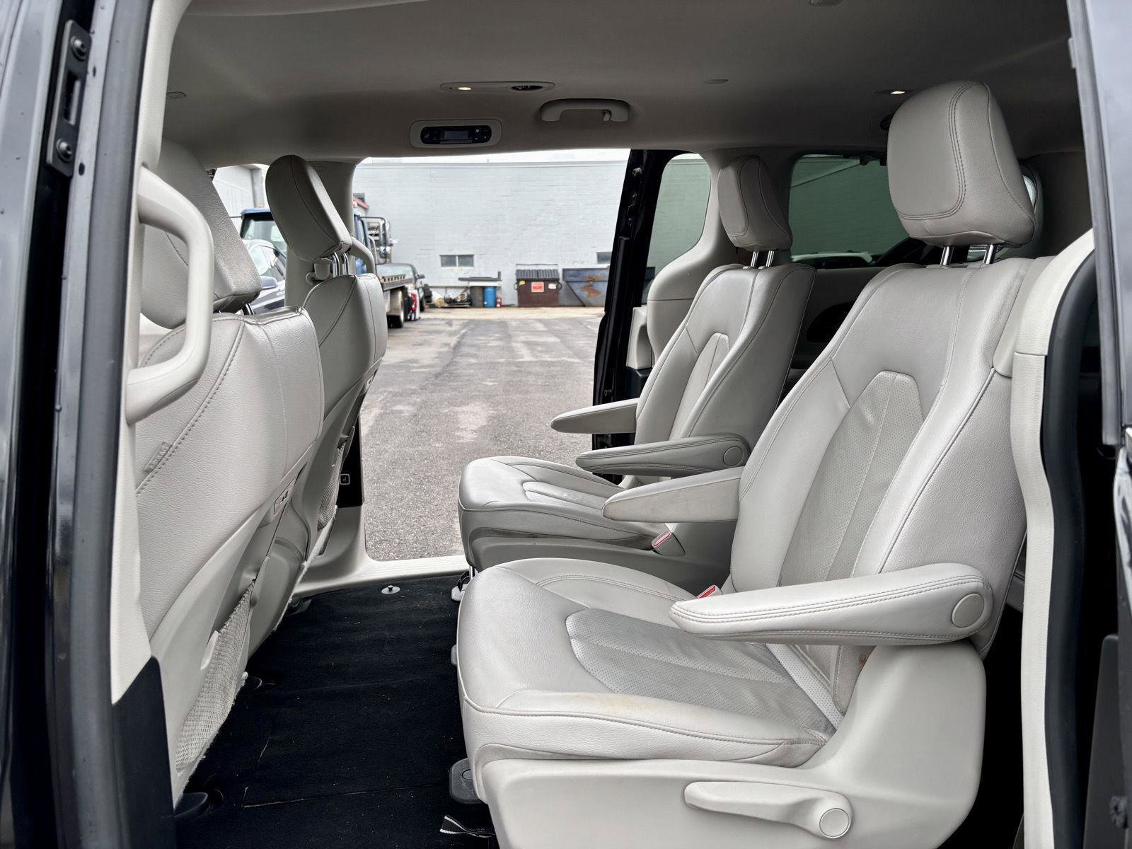 Used 2021 Chrysler Pacifica Touring-L image 19