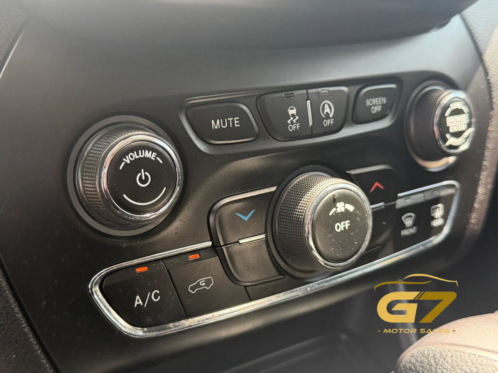 Used 2019 Jeep Cherokee Latitude w/ Popular Appearance Group FWD image 23