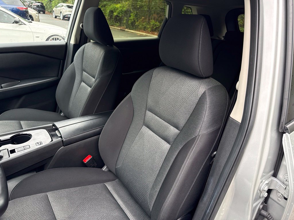 Used 2025 Nissan Rogue SV FWD image 18