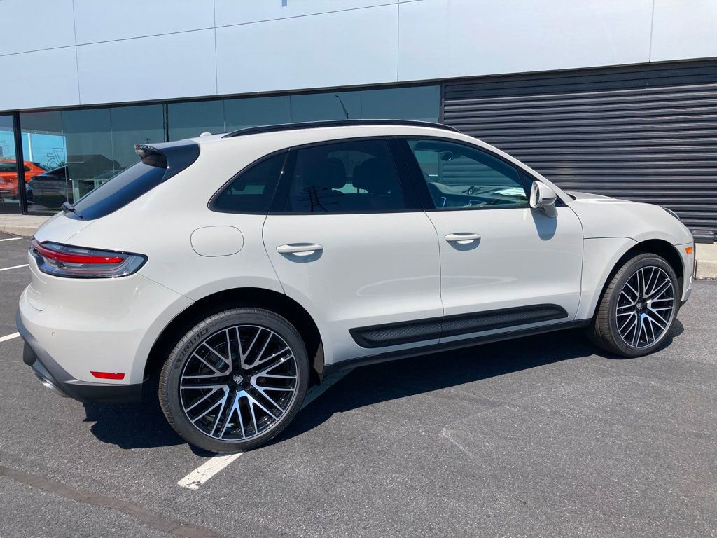 Certified 2025 Porsche Macan image 15