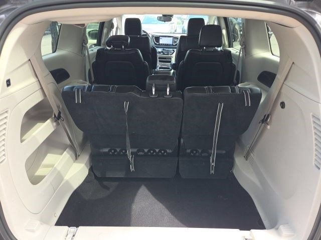 Used 2023 Chrysler Pacifica Touring-L FWD image 43
