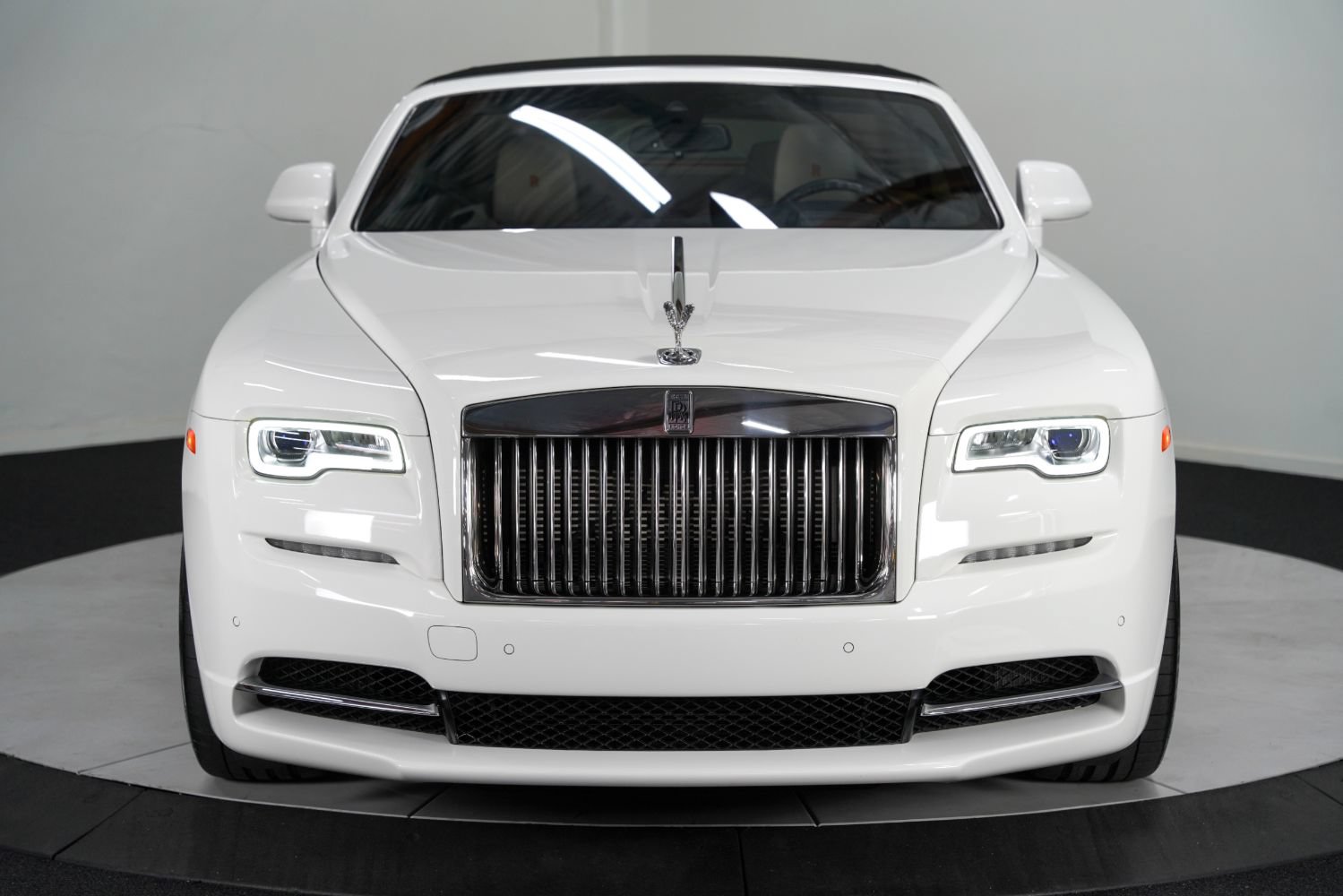 Used 2017 Rolls-Royce Dawn RWD image 9