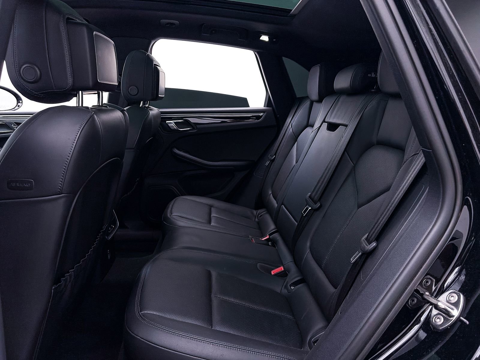 Used 2023 Porsche Macan Turbo image 41