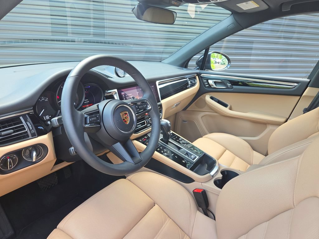 Certified 2026 Porsche Macan AWD/4WD image 4