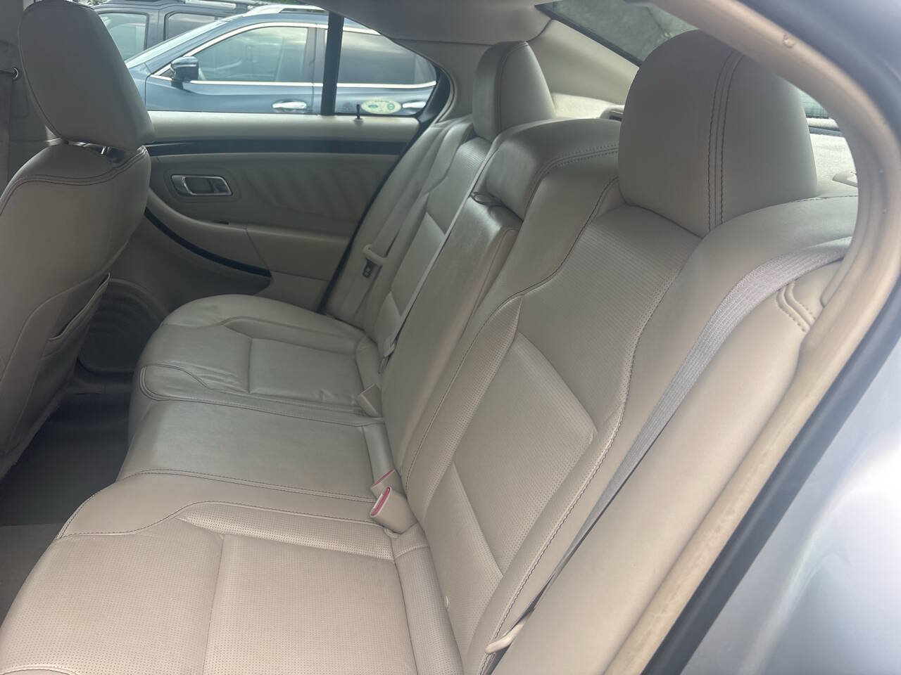 Used 2010 Ford Taurus Limited FWD image 8
