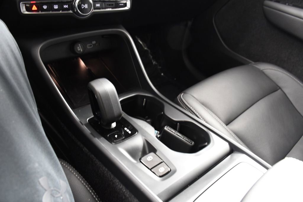 Used 2025 Volvo XC40 B5 Core image 32