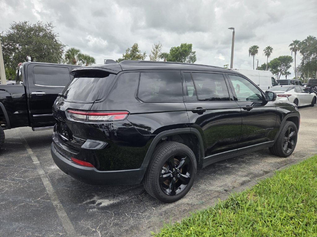 Used 2025 Jeep Grand Cherokee L Limited w/ Black Appearance Package AWD/4WD image 5
