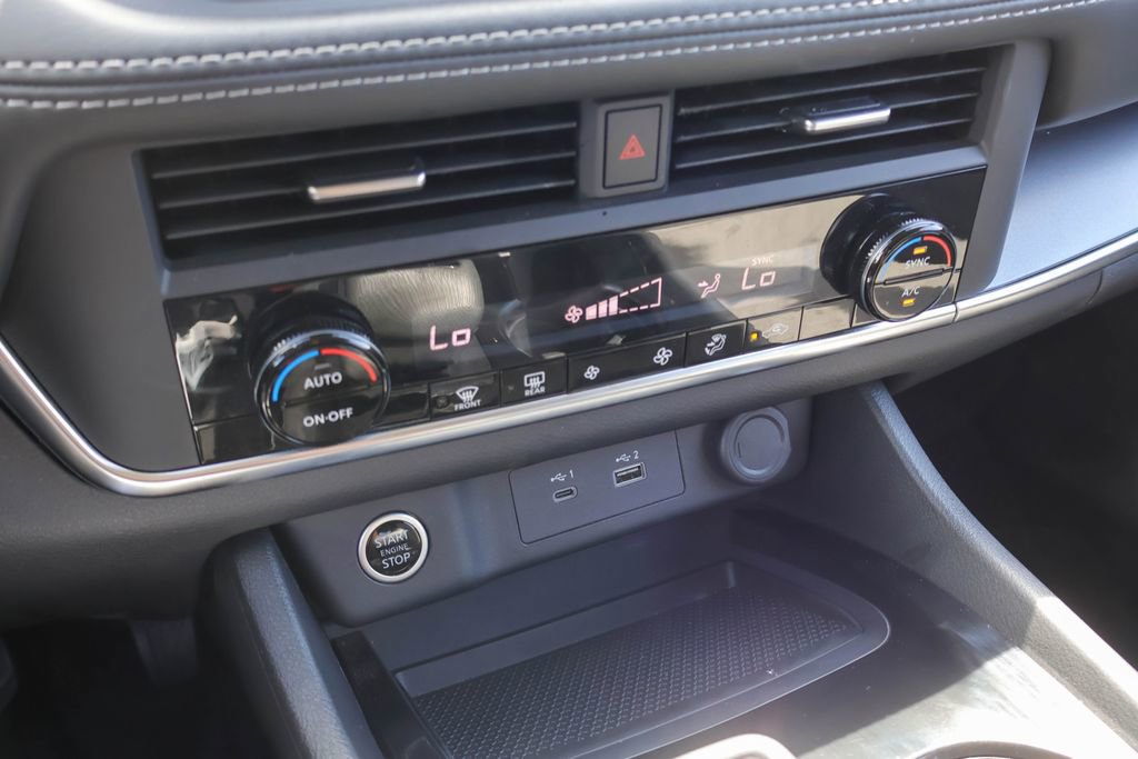 Used 2023 Nissan Rogue SV image 14