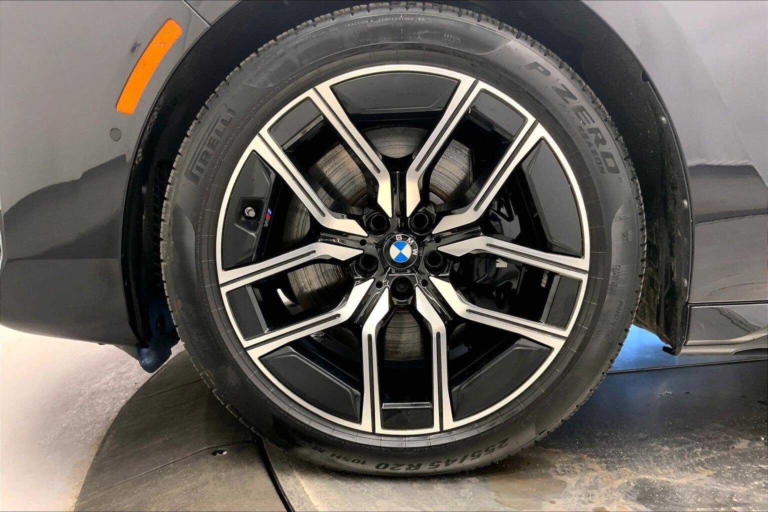 Used 2025 BMW 760i xDrive w/ Premium Package AWD/4WD image 9