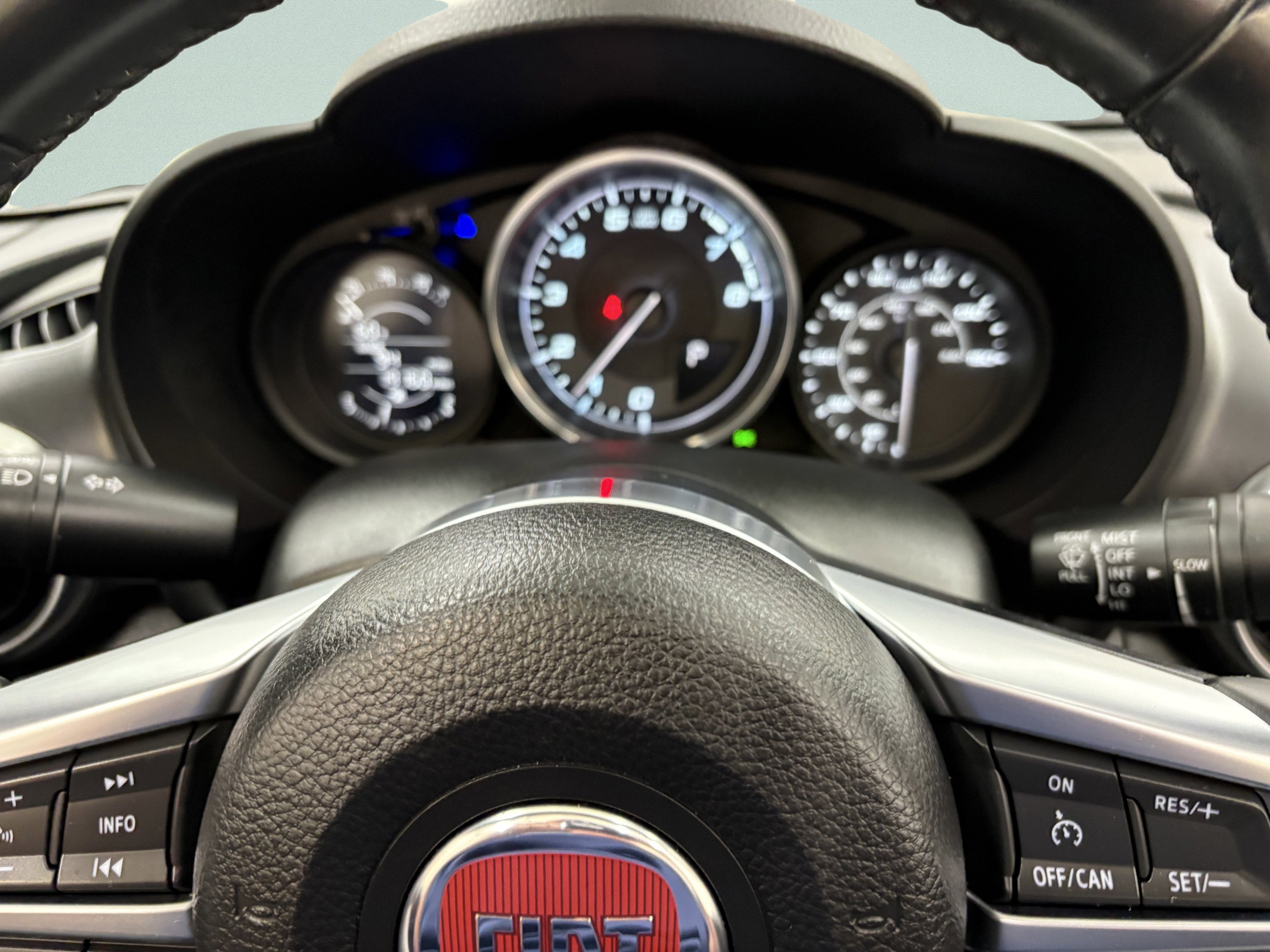 Used 2018 FIAT 124 Spider Classica w/ Technology Group image 34