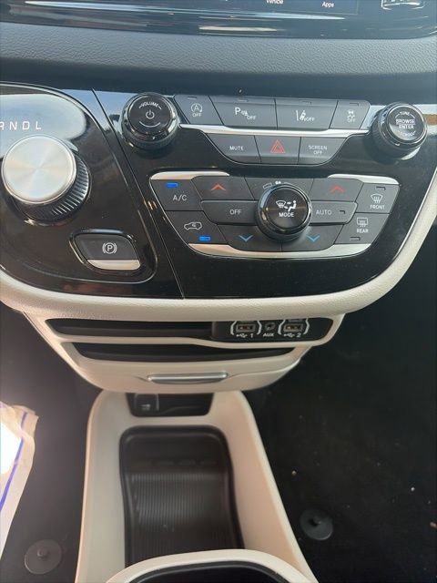 Used 2024 Chrysler Pacifica Touring-L image 19