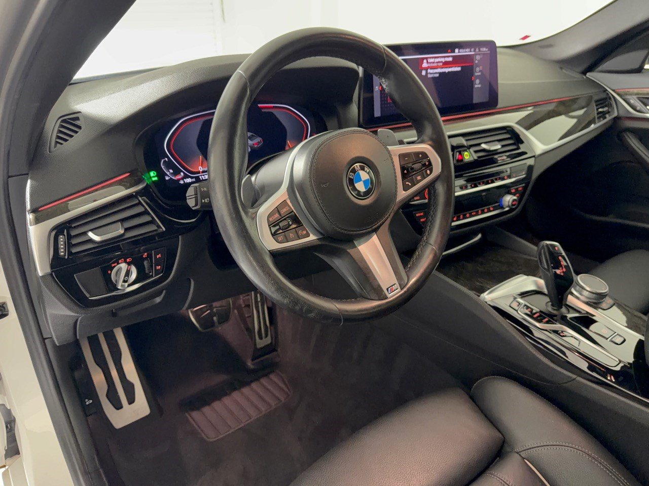Used 2021 BMW 530i w/ M Sport Package RWD image 4