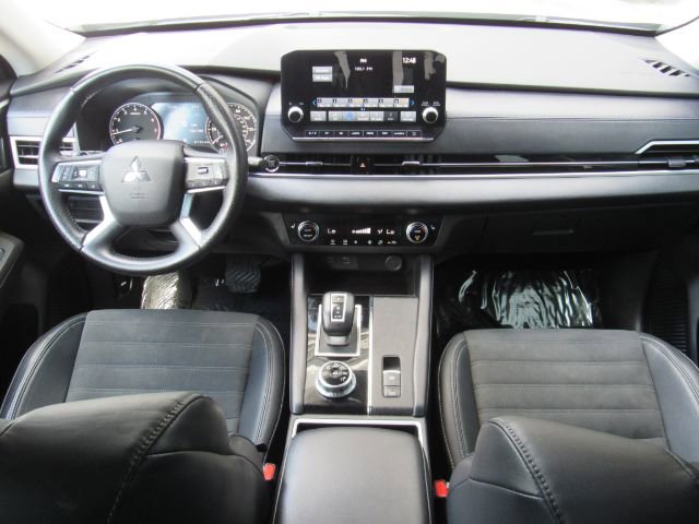 Used 2023 Mitsubishi Outlander SE image 3