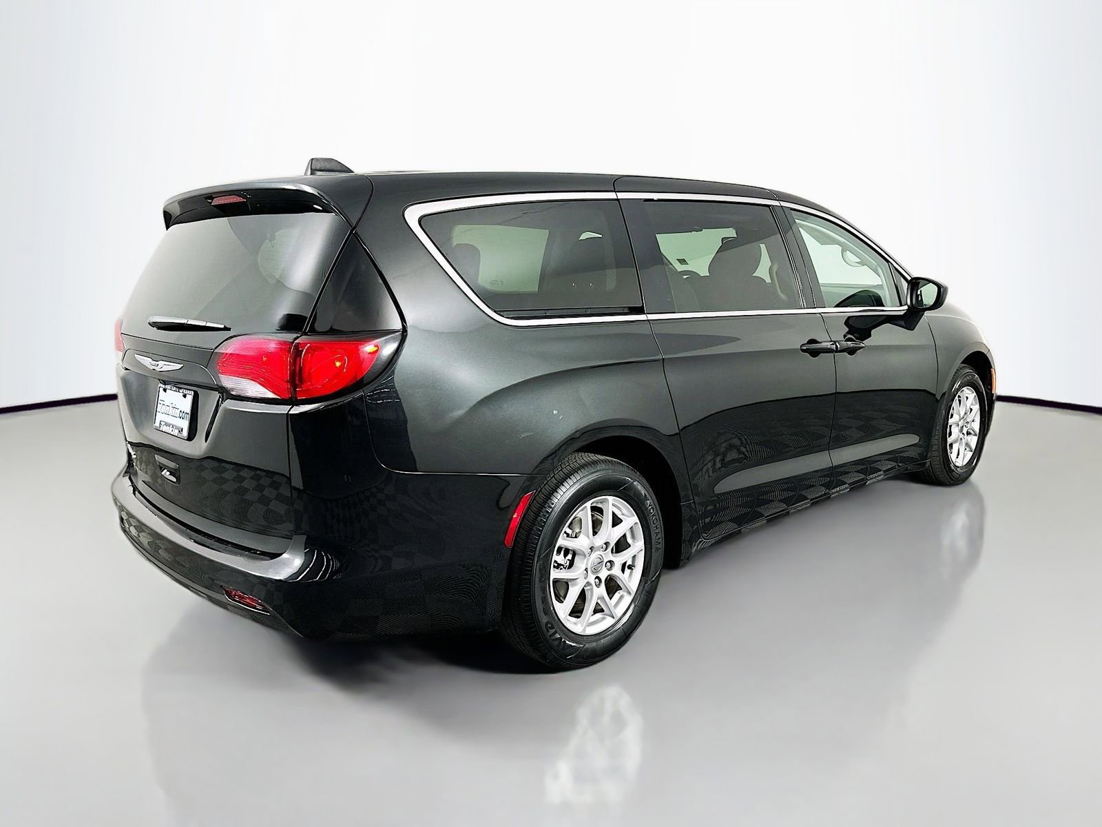 Used 2023 Chrysler Voyager LX image 8