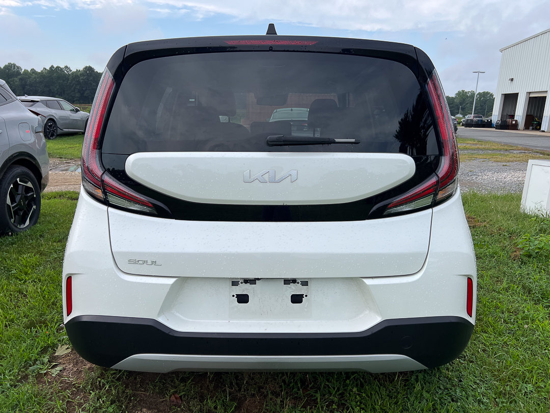 Used 2025 Kia Soul LX w/ LX Technology Package FWD image 3