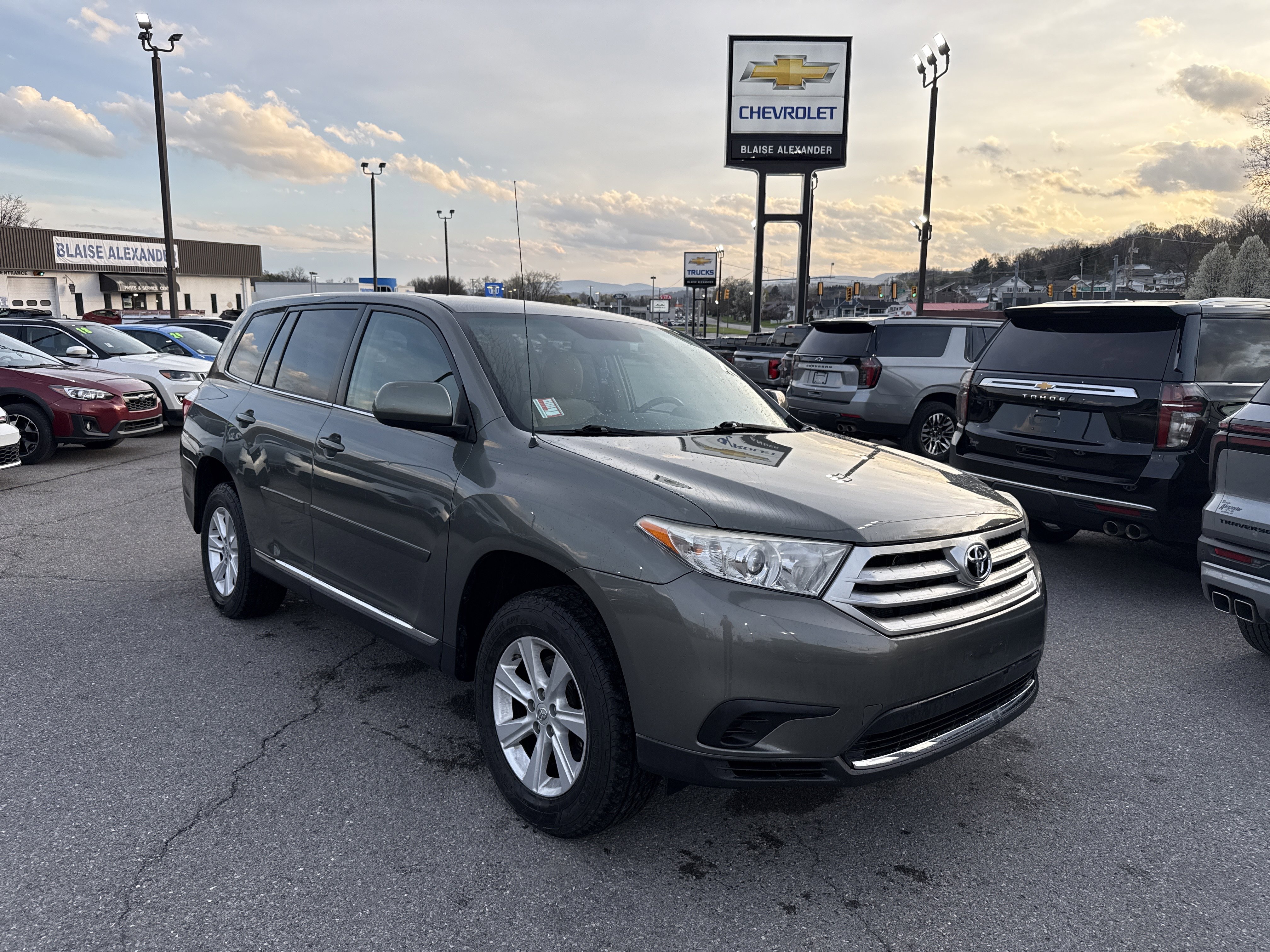 Used 2011 Toyota Highlander SE w/ Tow Pkg image 1