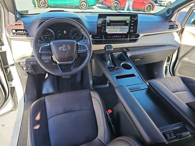 Used 2024 Toyota Sienna Platinum image 17