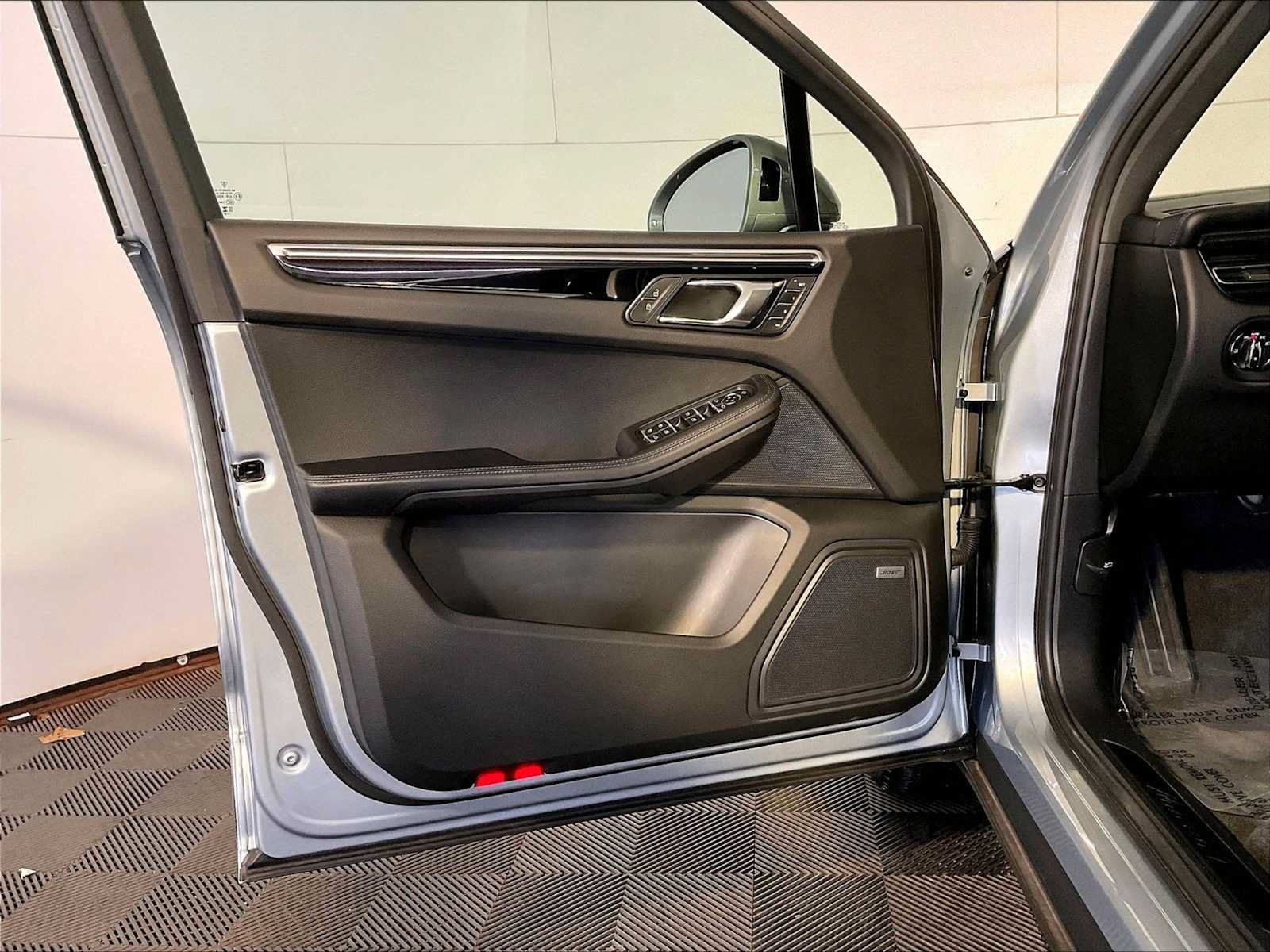 Certified 2023 Porsche Macan AWD/4WD image 25