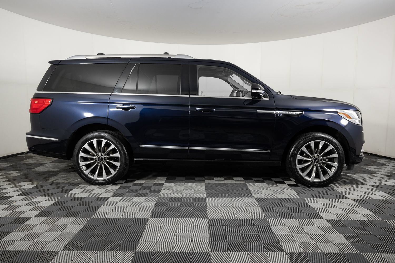 Used 2021 Lincoln Navigator Reserve w/ Cargo Convenience Package AWD/4WD image 8