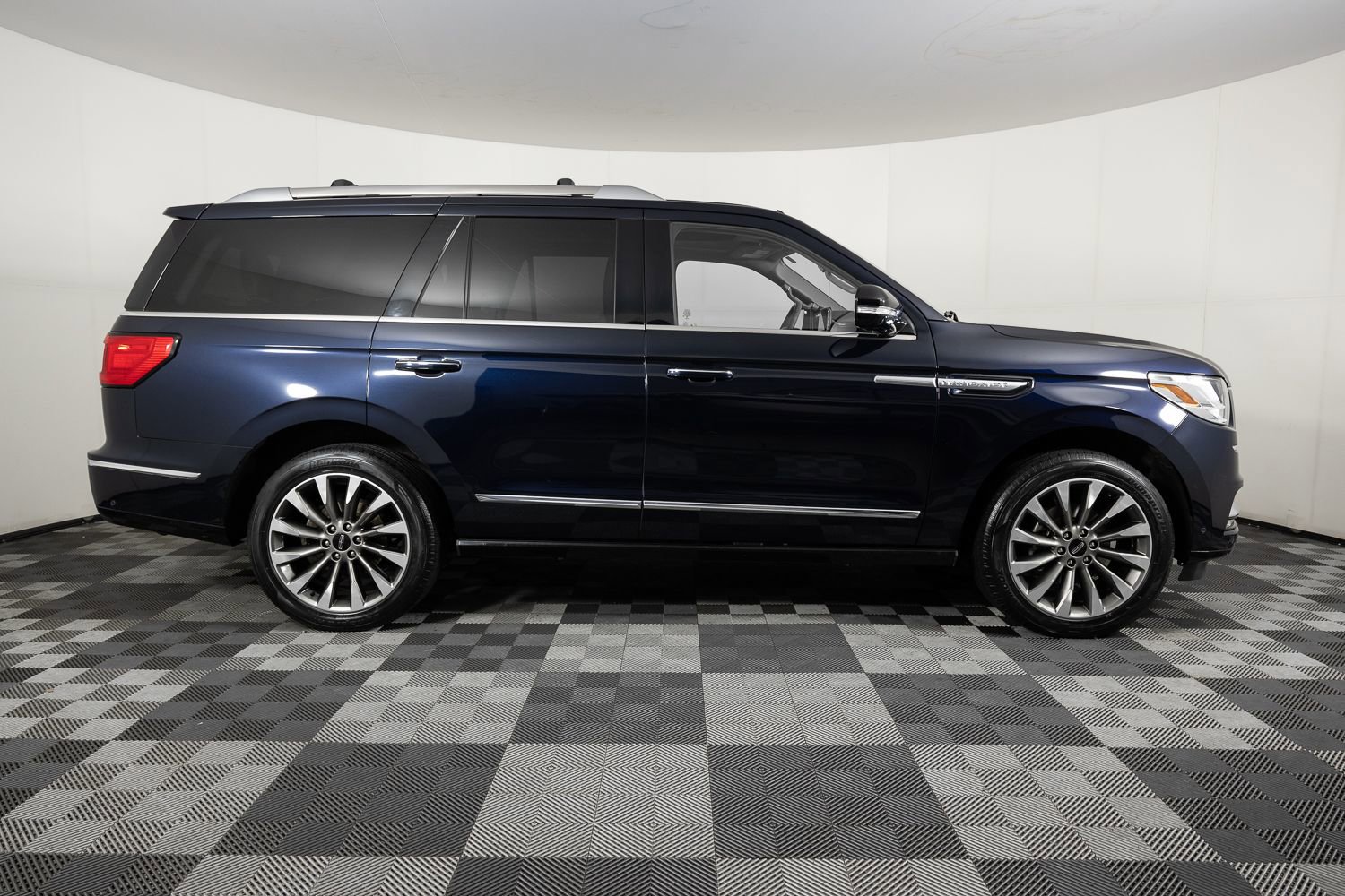 Used 2021 Lincoln Navigator Reserve w/ Cargo Convenience Package image 8