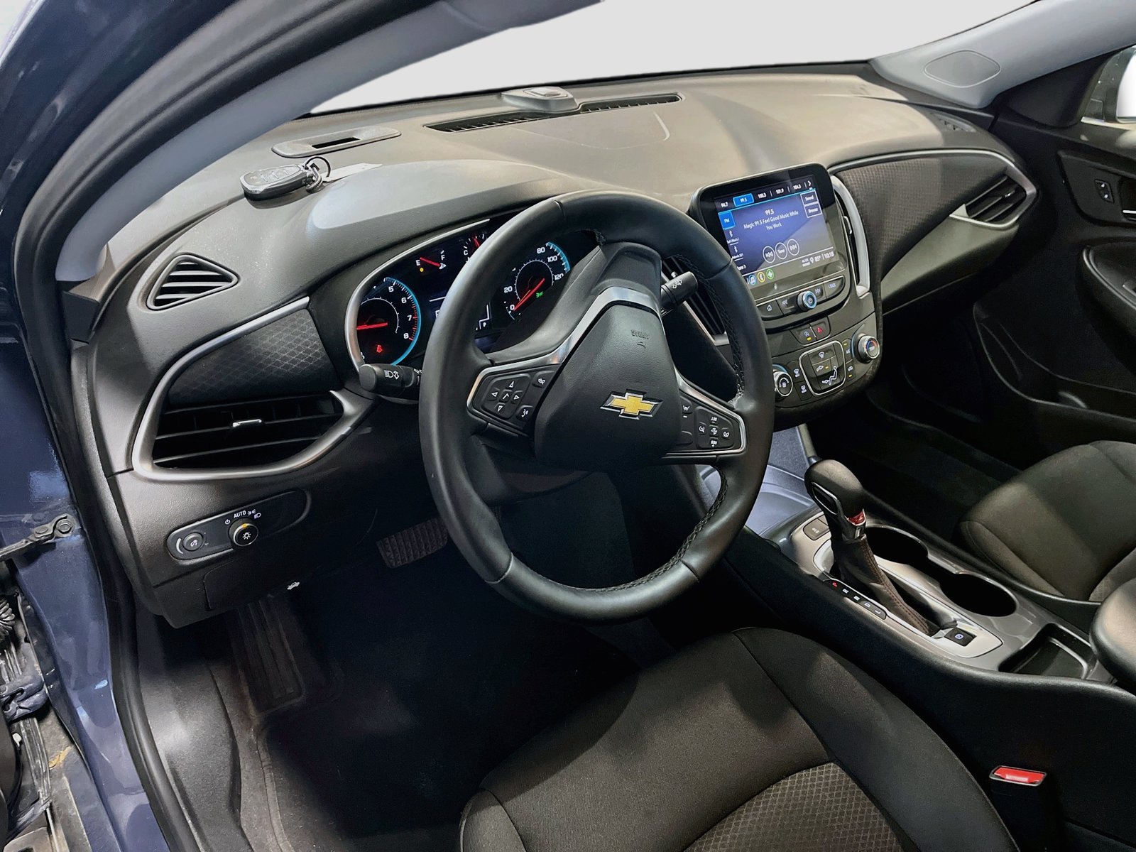 Used 2025 Chevrolet Malibu RS FWD image 9