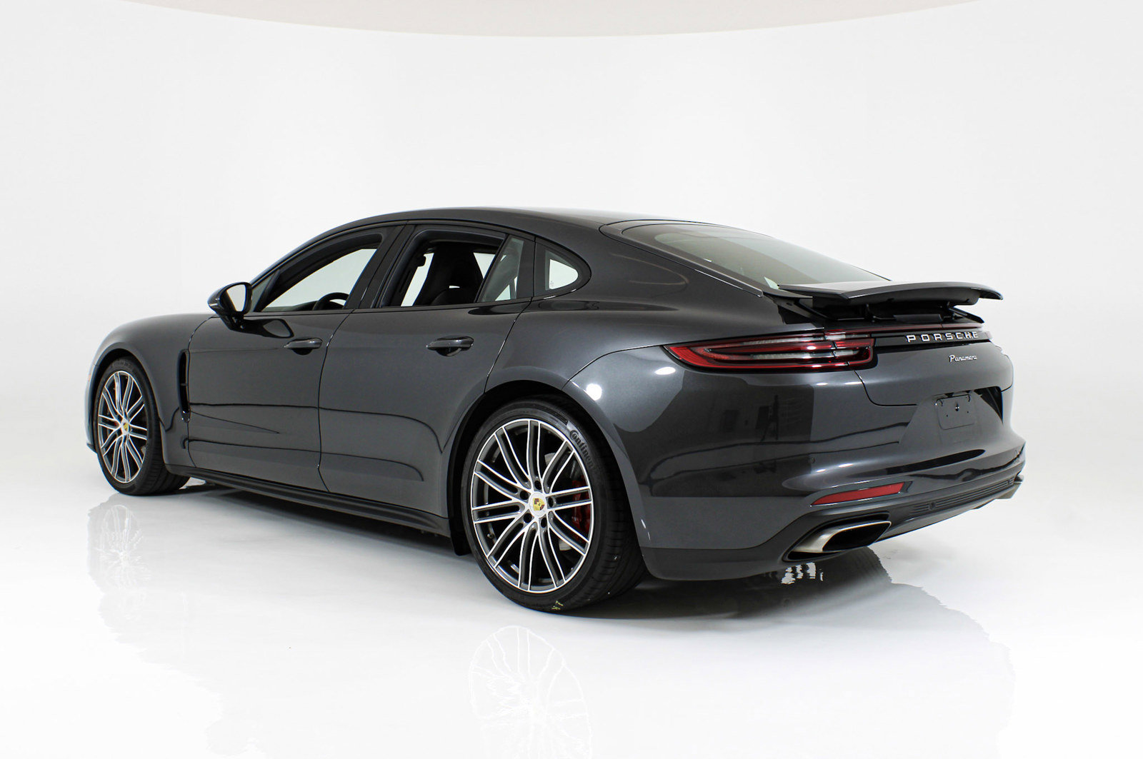 Used 2018 Porsche Panamera RWD image 4