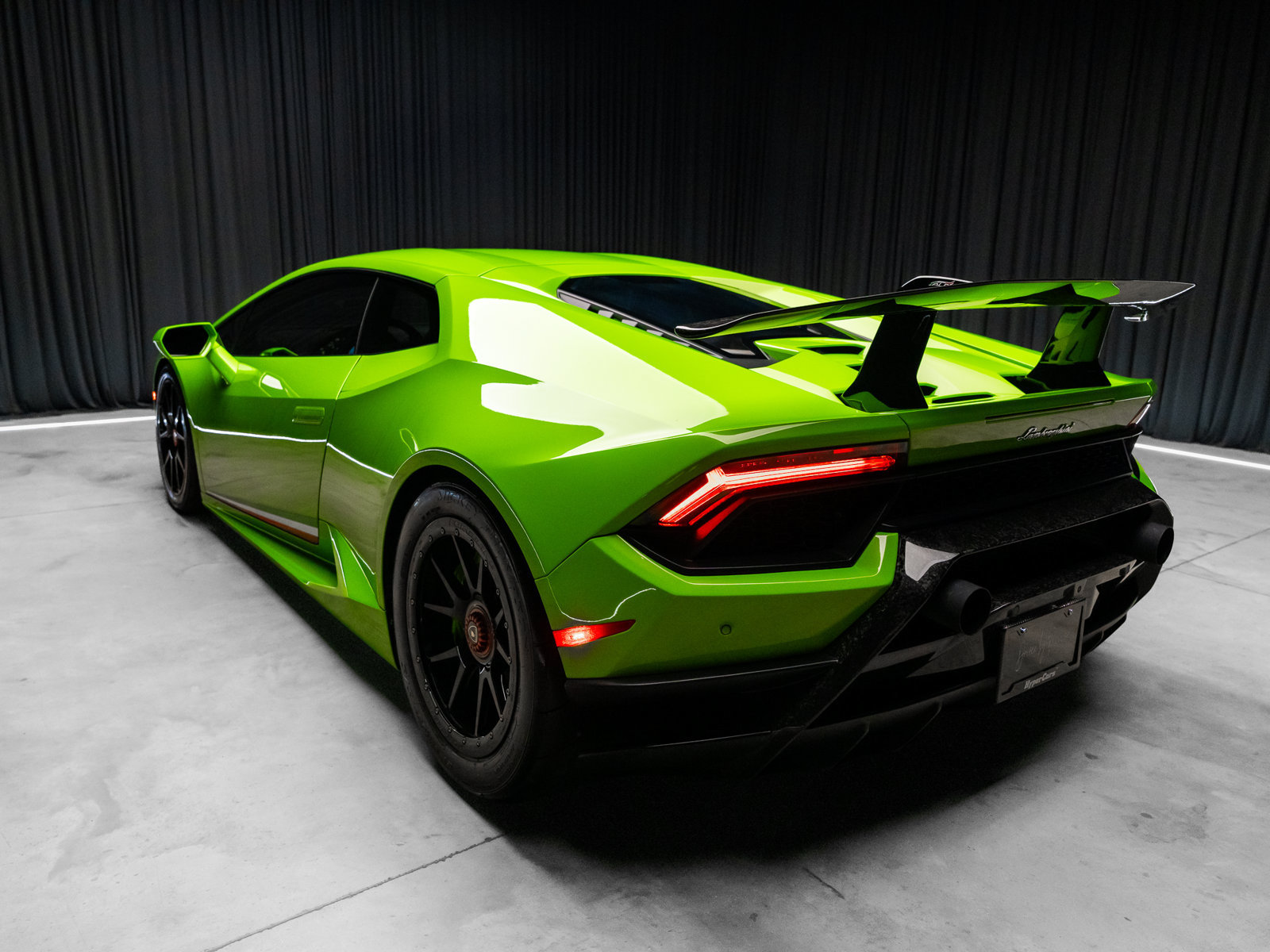 Used 2018 Lamborghini Huracan Performante AWD/4WD image 40