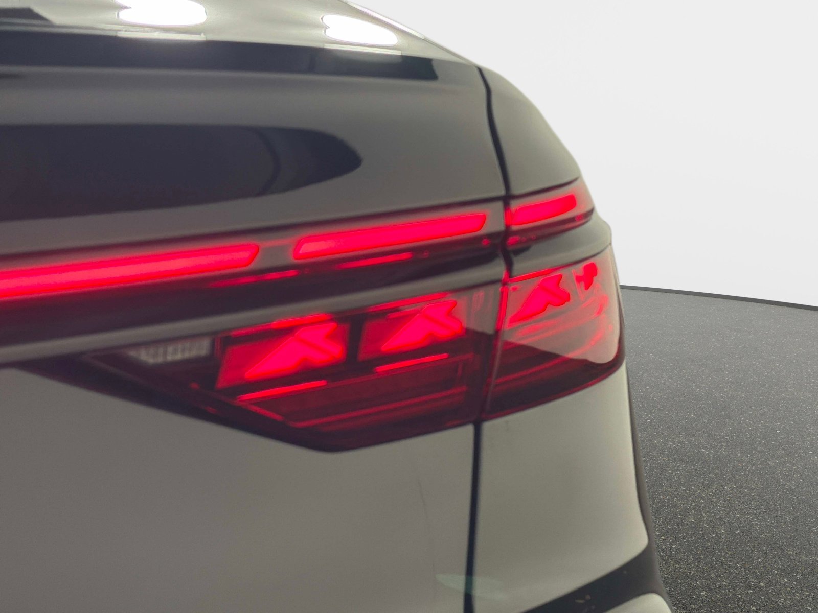 Used 2024 Audi S8 AWD/4WD image 15