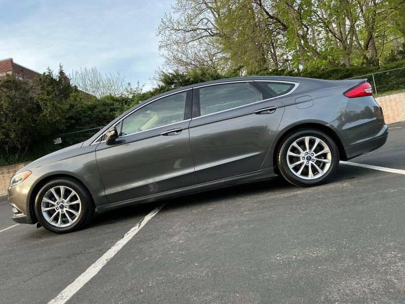 Used 2017 Ford Fusion SE FWD image 1
